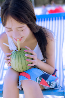 女孩把筷子放屁里